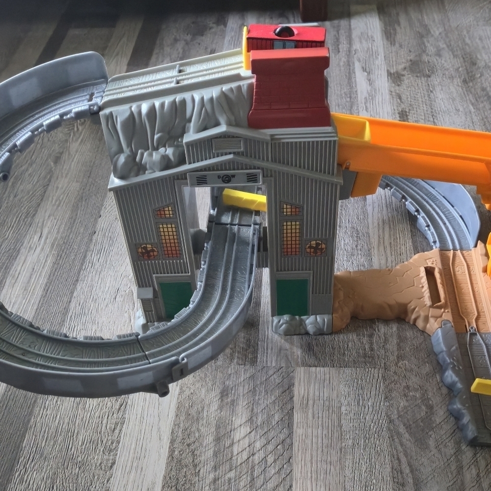 Fisher-Price Thomas & Friends Take & Play Twist & Tumble Cargo Drop Playset